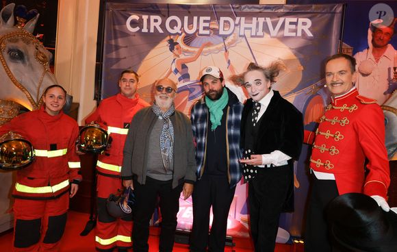 Gérard Jugnot et son fils Arthur Jugnot au photocall de la générale du spectacle "Tempo" du Cirque d'Hiver Bouglione à Paris, France, le 18 octobre 2025. © Coadic Guirec/Bestimage