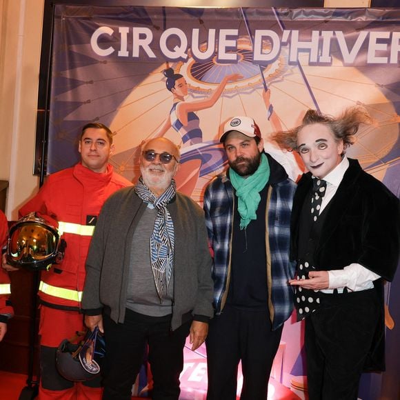 Gérard Jugnot et son fils Arthur Jugnot au photocall de la générale du spectacle "Tempo" du Cirque d'Hiver Bouglione à Paris, France, le 18 octobre 2025. © Coadic Guirec/Bestimage