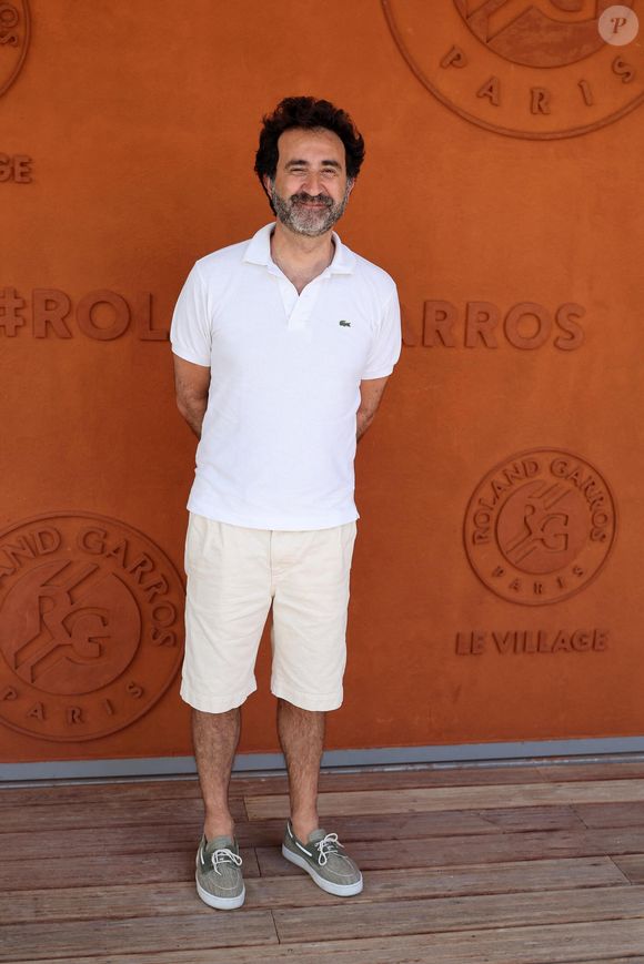 Mathieu Madénian au village lors des Internationaux de France de Tennis de Roland Garros 2026. Paris, le 26 mai 2026.
© Jacovides / Moreau / Bestimage