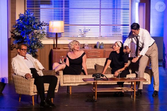 Benjamin Castaldi préfère la pièce "Bungalow 21" sur laquelle il a travaille et qui revient sur l'affaire du couple de légende avec un autre, Arthur Miller et Marilyn Monroe

Exclusif - Vincent Winterhalter, Emmanuelle Seigner, Mathilde Seigner, Michael Cohen - Représentation de la pièce de théâtre "Bungalow 21" au Théâtre de Verdure lors du 40ème Festival de Ramatuelle. Le 7 août 2024
© Cyril Bruneau / Festival de Ramatuelle / Bestimage