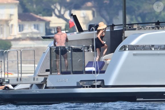 Exclusif  - David et Victoria Beckham, avec leur fils Cruz Beckham et sa compagne Jackie Apostel poursuivent leurs vacances sur le yacht Bloody Bay au large de Saint-Tropez, le 6 août 2025. © Agence / Bestimage