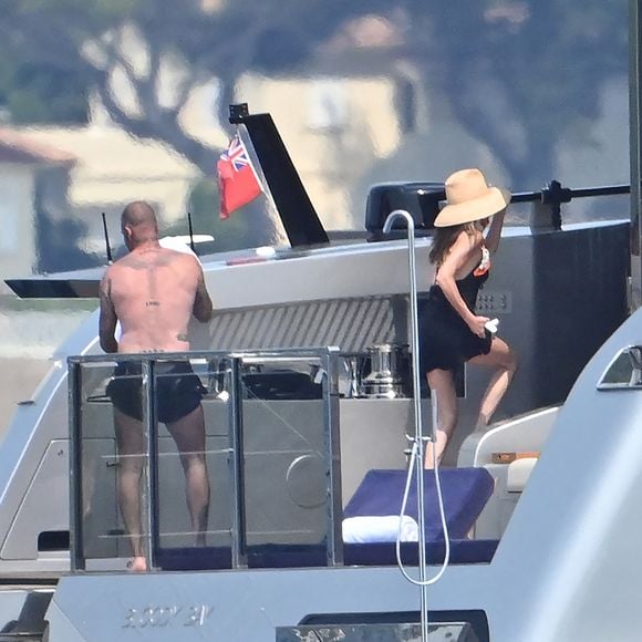 Exclusif  - David et Victoria Beckham, avec leur fils Cruz Beckham et sa compagne Jackie Apostel poursuivent leurs vacances sur le yacht Bloody Bay au large de Saint-Tropez, le 6 août 2025. © Agence / Bestimage