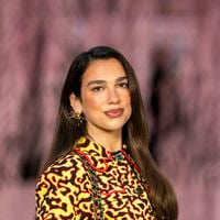 Dua Lipa mariée : sa robe, ornée de 25 000 plumes, a nécessité plus de 3 000 heures de travail