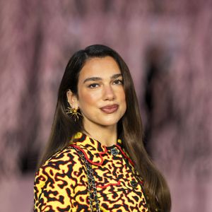 Après un mariage civil et intime à Londres, c'est sous le soleil de l'Italie que Dua Lipa a (re) "oui" au séduisant acteur britannique Callum Turner. 


Dua Lipa assiste au défilé Chanel Haute Couture printemps-été 2026 dans le cadre de la Fashion Week de Paris, le 27 janvier 2026 à Paris, en France. Photo : Eliot Blondet/ABACAPRESS.COM