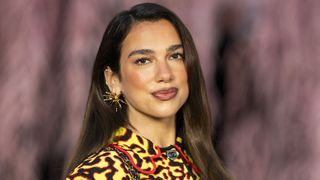 Dua Lipa mariée : sa robe, ornée de 25 000 plumes, a nécessité plus de 3 000 heures de travail