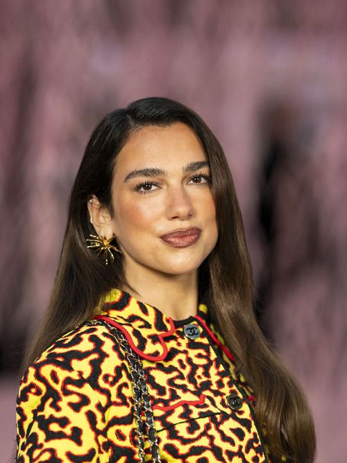 Dua Lipa mariée : sa robe, ornée de 25 000 plumes, a nécessité plus de 3 000 heures de travail