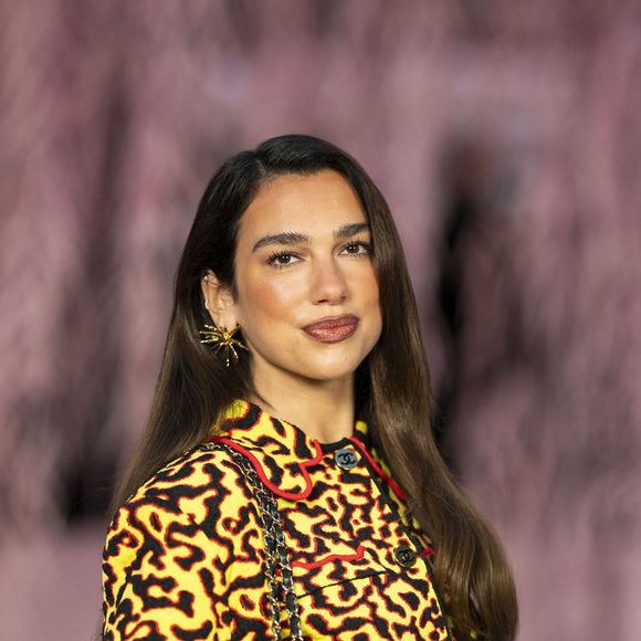 Après un mariage civil et intime à Londres, c'est sous le soleil de l'Italie que Dua Lipa a (re) "oui" au séduisant acteur britannique Callum Turner. 


Dua Lipa assiste au défilé Chanel Haute Couture printemps-été 2026 dans le cadre de la Fashion Week de Paris, le 27 janvier 2026 à Paris, en France. Photo : Eliot Blondet/ABACAPRESS.COM