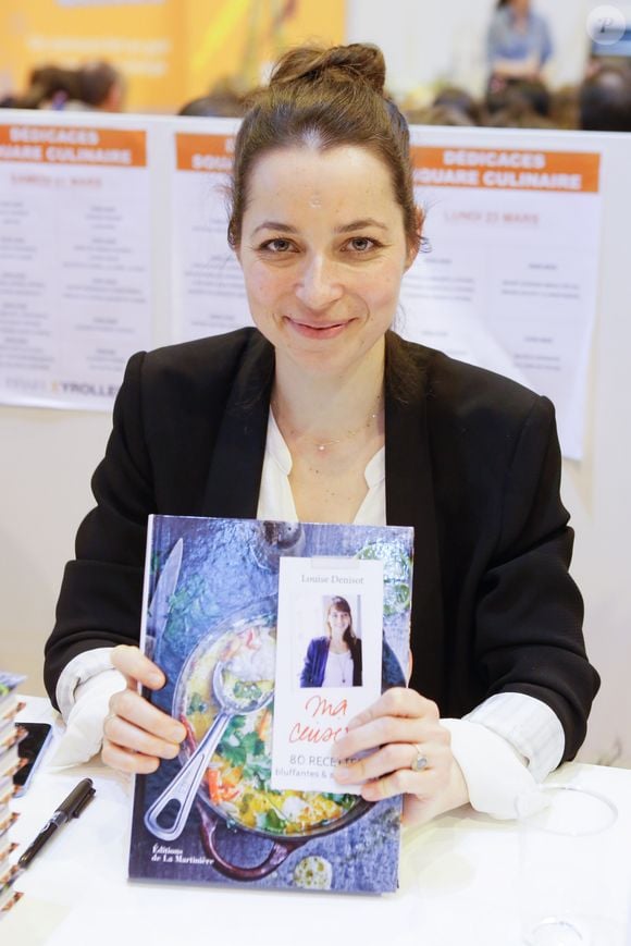 Elle y met en valeur des produits issus des DOM-TOM

Louise Denisot (fille de Michel Denisot) - Salon du livre à la porte de Versailles à Paris le 22 mars 2015.