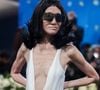 La célèbre créatrice américaine est en effet apparue méconnaissable, lors du Met Gala 2025, ce lundi 5 mai 2025. Selon "People", la styliste de 75 ans, s'est présentée avec des lunettes de soleil rectangulaires et avec "une robe ultra sexy qui dévoilait sa peau sous tous les angles".
Vera Wang, lors du Met Gala, à New-York, le 5 mai 2025. BFA.com / Backgrid USA / Bestimage