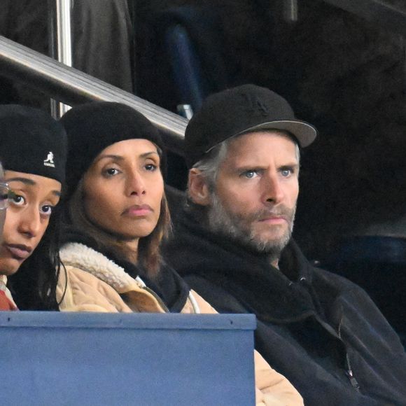 La maman de Tess, fruit de son amour avec Christophe Rocancourt, et de Kahina, née de sa relation avec Jalil Lespert, a rencontré son époux sur le tournage de la série Léa Parker au début des années 2000.

Sonia Rolland et son mari Guillaume Gabriel en tribunes lors du match de football Ligue 1 Uber Eats opposant le Paris Saint-Germain (PSG) à l'OGC Nice (1-0) au Parc des Princes à Paris, France, le 1er novembre 2025. © Lionel Urman/Bestimage