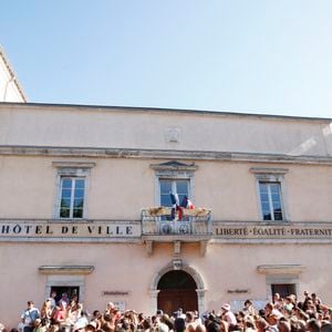 Jean Dujardin s'est marié avec Alexandra Lamy le 25 juillet 2009 à la mairie du village d'Alexandra, à Anduze, en France. Dans la soirée, Dujardin et Lamy ont fêté leur mariage avec leurs amis et leur famille au château de Bagard. Photo de Patrick Bernard/ABACAPRESS.COM