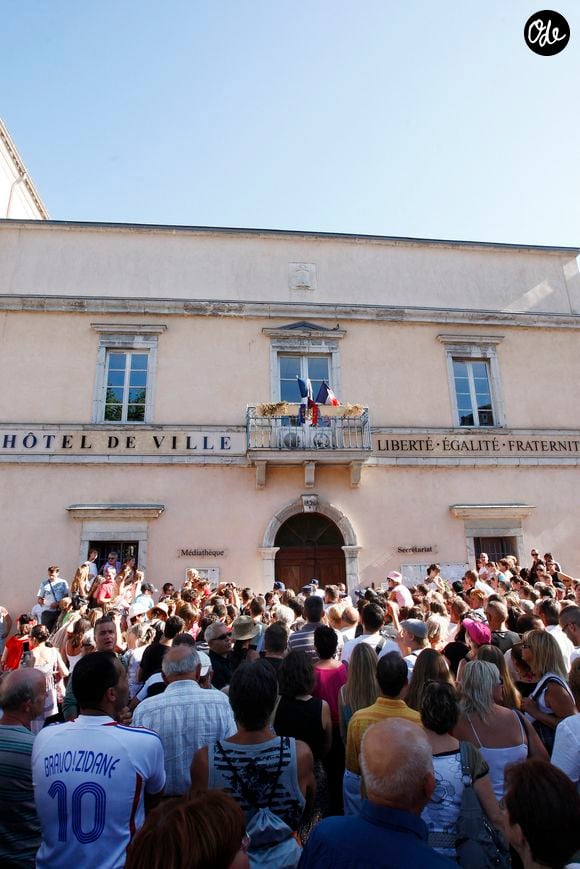 Jean Dujardin s'est marié avec Alexandra Lamy le 25 juillet 2009 à la mairie du village d'Alexandra, à Anduze, en France. Dans la soirée, Dujardin et Lamy ont fêté leur mariage avec leurs amis et leur famille au château de Bagard. Photo de Patrick Bernard/ABACAPRESS.COM