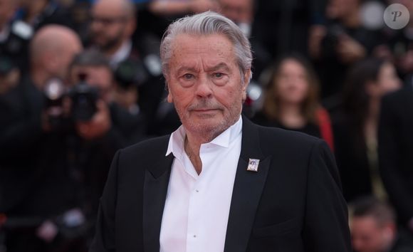 Un second testament a été rédigé par Alain Delon
Alain Delon (Palme d'Or d'Honneur du 72ème festival de Cannes avec un badge Paris Match d'une ancienne couverture du magazine titrant "Alain Delon, mes deux amours, Rosalie et Anouchka) - Montée des marches du film "A Hidden Life" lors du 72ème Festival International du Film de Cannes. Backgrid UK/ Bestimage