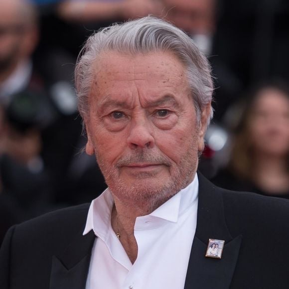Un second testament a été rédigé par Alain Delon
Alain Delon (Palme d'Or d'Honneur du 72ème festival de Cannes avec un badge Paris Match d'une ancienne couverture du magazine titrant "Alain Delon, mes deux amours, Rosalie et Anouchka) - Montée des marches du film "A Hidden Life" lors du 72ème Festival International du Film de Cannes. Backgrid UK/ Bestimage