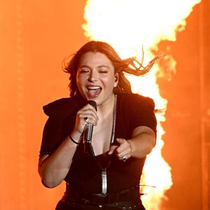 Certaines rumeurs affirment que la chanteuse aurait bloqué la présence de Vitaa et Slimane

Santa, chanteuse, autrice, compositrice et productrice niçoise, en concert sur la scène Masséna durant la dernière soirée du Nice Jazz Fest 2025, le 27 juillet 2025. © Bruno Bebert/Bestimage