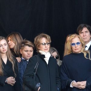 Estelle Lefébure, sa fille Emma, Alexandra Pastor, Cameron, Nathalie Baye, Sylvie Vartan et son mari Tony Scotti en l'église de La Madeleine pour les obsèques de Johnny Hallyday à Paris le 8 décembre 2017.

© Veeren/Bestimage