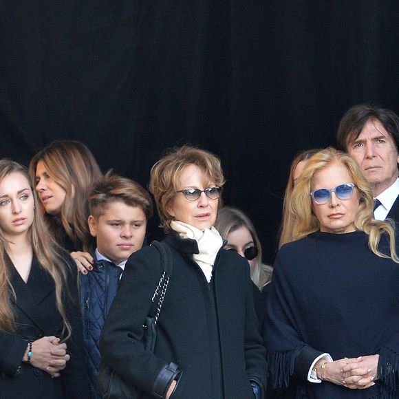 Estelle Lefébure, sa fille Emma, Alexandra Pastor, Cameron, Nathalie Baye, Sylvie Vartan et son mari Tony Scotti en l'église de La Madeleine pour les obsèques de Johnny Hallyday à Paris le 8 décembre 2017.

© Veeren/Bestimage