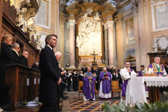 Le prince Emmanuel Philibert de Savoie, prince de Venise et de Piémont, duc de Savoie et Vittoria de Savoie, princesse de Carignan et marquise d'Ivrée réunis en mémoire du prince Victor-Emmanuel à la basilique de Superga le 1er février 2025 à Turin en Italie.  © Lucia Sabatelli/Bestimage