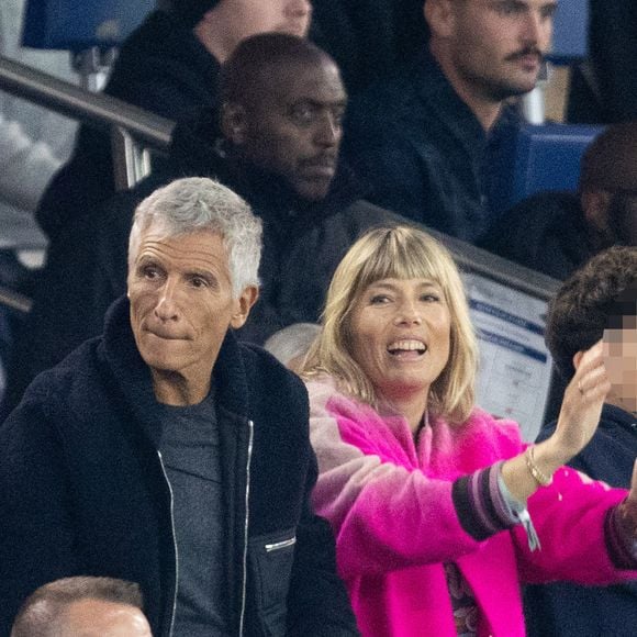 Nagui et Melanie Page dans les tribunes du match de football de qualification pour la coupe du monde 2026 opposant la France à Azerbaïdjan (3-0) au Parc des Princes à Paris, France, le 10 octobre 2025. © Cyril Moreau/Bestimage