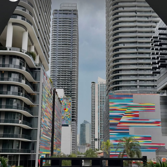 Ce dernier est même apparu sur l'un des clichés que sa fille a publiés

Laeticia Hallyday a posé ses valises avec son père à Miami en Floride, comme elle l'a dévoilé dimanche 4 mai 2025 sur Instagram.
Crédit : Instagram/lhallyday