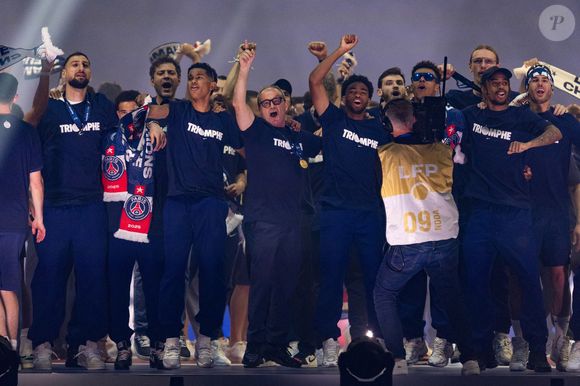 Nasser al-Khelaïfi (président du PSG), Luis Enrique, Luis Campos, Khvicha Kvaratkshelia,Gonçalo Ramos, Ousmane Dembélé, Marco Asensio, Kang-In Lee, Randal Kolo Muani, Senny Mayulu, Bradley Barcola, Ibrahim Mbaye, Gianluigi Donnarumma, Matvey Safonov, Lucas Lavallée, Arnau Tenas, Axel Tape, Noham Kamara, Achraf Hakimi, Presnel Kimpembe, Marquinhos, Lucas Hernandez, Nuno Mendes, Nordi Mukiele, Lucas Beraldo, Milan Skriniar, Yoram Zague, Joane Gadou, Naoufel El Hannach, Willian Pacho, Manuel Ugarte, Fabian Ruiz, Désiré Doué, Danilo Pereira, Vitinha, Gabriel Moscardo, Cher Ndour, Carlos Soler, Warren Zaïre-Emery, João Neves - Les joueurs du PSG célèbrent leur titre de Champion d'Europe au Parc Des Princes à Paris, le 1er juin 2025.
© Cyril Moreau/Bestimage
