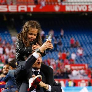 Luis Enrique et sa fille  Xana- Le FC Barcelone remporte la Coupe du Roi contre Séville et s'offre le doublé à Madrid en Espagne le 22 mai 2016. Photo : GTRES / BESTIMAGE