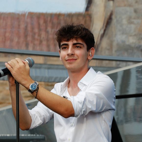 Exclusif - Léon Hesby, le fils de Patrick Bruel, se produit pour la première fois sur scène en France, au festival des Sables-d'Olonne, le 26 juin 2026. En première partie de Marine Delplace, gagnante de la Star Academy (S12), le jeune musicien de 20 ans a chanté un titre en anglais, remportant un franc succès, sous le regard de sa mère, Amanda Sthers. © Noël Carrier / Bestimage