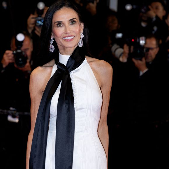 Une nouvelle fois, elle prouve ainsi qu’elle peut changer de tête tout en conservant cette allure chic qui fait sa signature.

Demi Moore - Montée des marches du film « The man I love » lors du 79ème Festival International du Film de Cannes, le 20 mai 2026. © Olivier Borde / Bestimage
