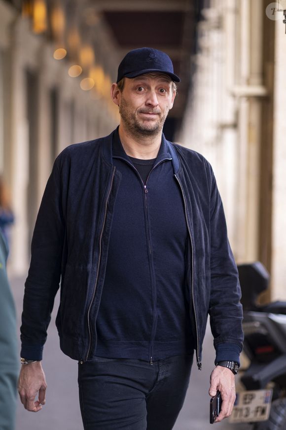 Le nageur Amaury Leveaux sort de son hôtel à Paris le 4 mars 2024. (Tiziano Da Silva - Pierre Perusseau / Bestimage).