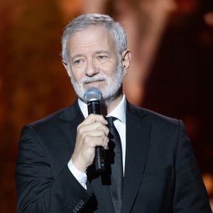 Avant de révéler : "Plusieurs fois, je leur ai demandé à cinq femmes : ‘On se marie, on vit ensemble ? Ah non, se marier avec toi ça va’" 

Exclusif - Francis Huster pour les surprises lors de l'enregistrement de l'émission "La Boîte à secrets", présentée par F.Bollaert et diffusée le 2 janvier 2026 sur France 3, dans les studios du Lendit à Saint-Denis, France, le 1er décembre 2025. © Cyril Moreau/Bestimage