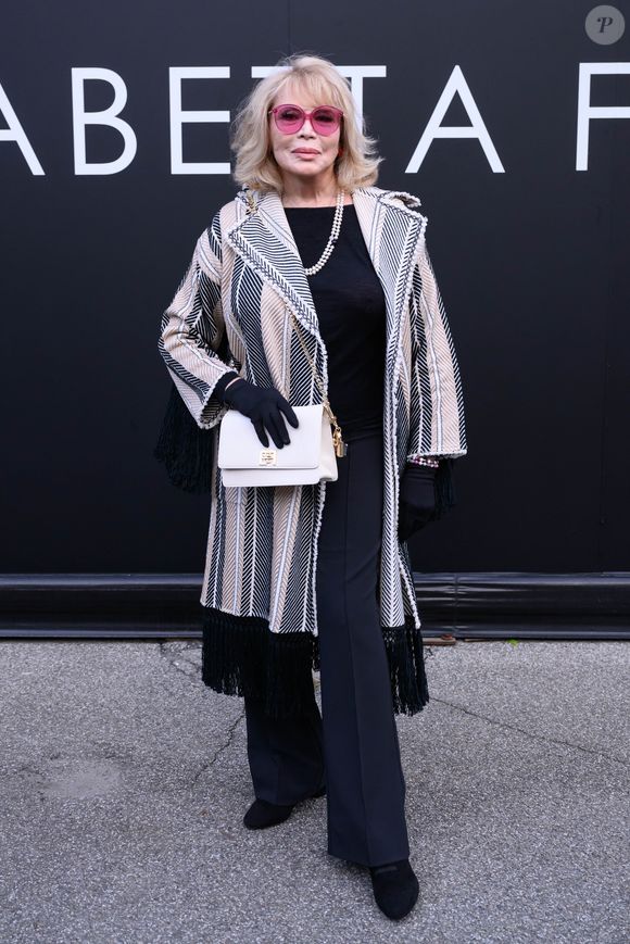 Amanda Lear - Les célébrités au défilé "Elisabetta Franchi" prêt-à-porter automne-hiver 2023/2024 lors de la Fashion Week de Milan (MFW), le 25 février 2023. 
SGP / BESTIMAGE