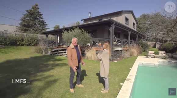 Posée au cœur d’un écrin de verdure, sa maison en bois intrigue autant qu’elle séduit. Une demeure singulière, conçue en kit, comme le révèle l’architecte d’intérieur avec enthousiasme.

Cecile Siméone dévoile sa maison en bois près de Lyon, "La maison France 5", Janvier 2025