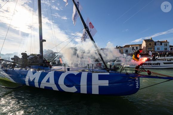 Le skipper de Macif Charlie Dalin remporte la dixième édition du tour du monde en solitaire Vendée Globe en pulvérisant le record de l’épreuve en 64 jours, 19 heures 22 minutes et 49 secondes aux Sables-d'Olonne, France, le 14 janvier 2025. © Alexis Courcoux/Psnewz/Bestimage