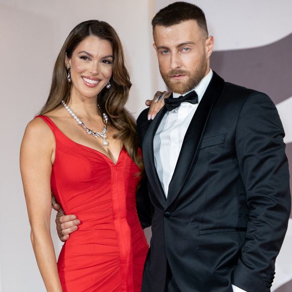 C’est son ami et coiffeur Paul Duchemin qui a pris place à ses côtés, tandis que sa petite sœur Manon faisait également partie du voyage.

Iris Mittenaere et Paul Duchemin au 82e Festival du film de Venise. Tapis rouge du film « No Other Choice ». Palazzo del Cinema - Venise, Italie - 29 août 2025 ©SGPItalia / Bestimage