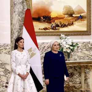 Le roi Felipe VI d'Espagne et la reine Letizia ont été accueillis en grandes pompes.

Le roi Felipe VI d'Espagne et la reine Letizia sont en visite en Egypte le 17 septembre 2025. © Casa SM El Rey / Agence via Bestimage