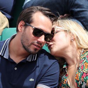 Marilou Berry et son compagnon Alexis dit Le Diamantaire (artiste street art) - Les célébrités dans les tribunes lors des internationaux de France de Roland-Garros à Paris, le 4 juin 2017. © Dominique Jacovides-Cyril Moreau/Bestimage
