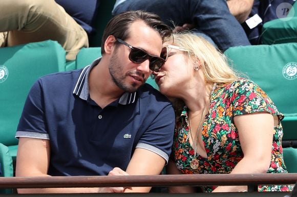 Marilou Berry et son compagnon Alexis dit Le Diamantaire (artiste street art) - Les célébrités dans les tribunes lors des internationaux de France de Roland-Garros à Paris, le 4 juin 2017. © Dominique Jacovides-Cyril Moreau/Bestimage