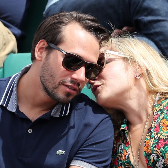 Marilou Berry et son compagnon Alexis dit Le Diamantaire (artiste street art) - Les célébrités dans les tribunes lors des internationaux de France de Roland-Garros à Paris, le 4 juin 2017. © Dominique Jacovides-Cyril Moreau/Bestimage