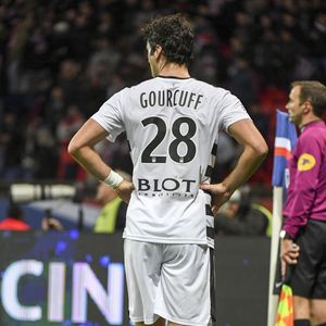 . A Ploemeur, Yoann Gourcuff est (presque) redevenu "Monsieur tout le monde". Il sort tous les jours de son "bunker" et amène ses enfants à l'école "dans l'anonymat" et en gardant ses distances.

Yoann Gourcuff - Karine Ferri encourage son compagnon Yoann Gourcuff lors du match Psg-Rennes au Parc des Princes à Paris le 6 novembre 2016. (victoire 4-0 du Psg) © Pierre Perusseau/Bestimage