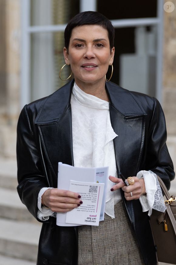 Selon "Le Figaro", l’ouverture des magasins Shein ne répond pas à un besoin stratégique, mais vise surtout à améliorer l’image de la marque en France. 

Cristina Cordula - Les célébrations à la Première édition du Ceramic Art Fair (21 - 25 octobre 2025) à la maison de l'Amérique Latine à Paris, le 21 octobre 2025.
© Julien Sarkissian / Bestimage