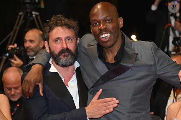 Quentin Dupieux, Jean Pascal Zadi assistant à la première de Fumer Fait Tousser lors du 75e Festival de Cannes à Cannes, France, le 21 mai 2022. Photo Julien Reynaud/APS-Medias/ABACAPRESSS.COM
