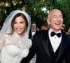 Dans une vidéo TikTok publiée par le magazine de mode, la journaliste américaine se confie sur cette création unique, née de sa collaboration avec Domenico Dolce...
Jeff Bezos et sa femme Lauren Sanchez, en robe de mariée, lors de leur cérémonie de mariage sur l'île de San Giorgio Maggiore à Venise, le 27 juin 2025. Zuma Press/Bestimage
