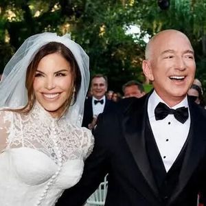 Dans une vidéo TikTok publiée par le magazine de mode, la journaliste américaine se confie sur cette création unique, née de sa collaboration avec Domenico Dolce...

Jeff Bezos et sa femme Lauren Sanchez, en robe de mariée, lors de leur cérémonie de mariage sur l'île de San Giorgio Maggiore à Venise, le 27 juin 2025. Zuma Press/Bestimage