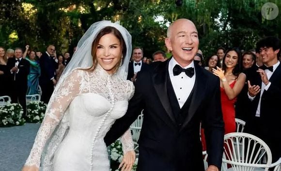 Dans une vidéo TikTok publiée par le magazine de mode, la journaliste américaine se confie sur cette création unique, née de sa collaboration avec Domenico Dolce...

Jeff Bezos et sa femme Lauren Sanchez, en robe de mariée, lors de leur cérémonie de mariage sur l'île de San Giorgio Maggiore à Venise, le 27 juin 2025. Zuma Press/Bestimage