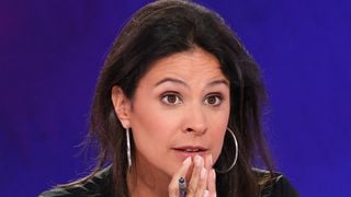 Dans le dressing d'Apolline de Malherbe, LA couleur idéale pour les brunes cet automne selon un expert ! Sa tenue à plus de 700 euros lui va "divinement bien"