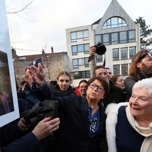 Une activité physique simple, qu'elle peut réaliser près de chez elle.
Line Renaud, 97 ans, a inauguré un jardin public qui porte son nom, à Lille, France, le mercredi 17 décembre 2025. © Claude Dubourg/Bestimage