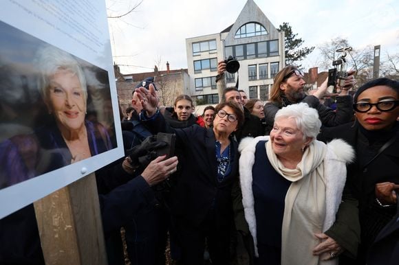 Une activité physique simple, qu'elle peut réaliser près de chez elle.

Line Renaud, 97 ans, a inauguré un jardin public qui porte son nom, à Lille, France, le mercredi 17 décembre 2025. © Claude Dubourg/Bestimage