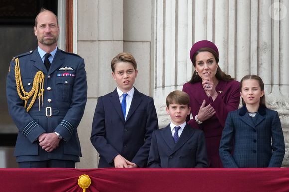 Le prince William, prince de Galles, Catherine (Kate) Middleton, princesse de Galles, Le prince George de Galles, La princesse Charlotte de Galles, Le prince Louis de Galles - Les membres de la famille royale assistent aux célébrations du VE80 à Buckingham Palace, Londres, Royaume-Uni, le 5 mai 2025. © Julien Burton / Bestimage