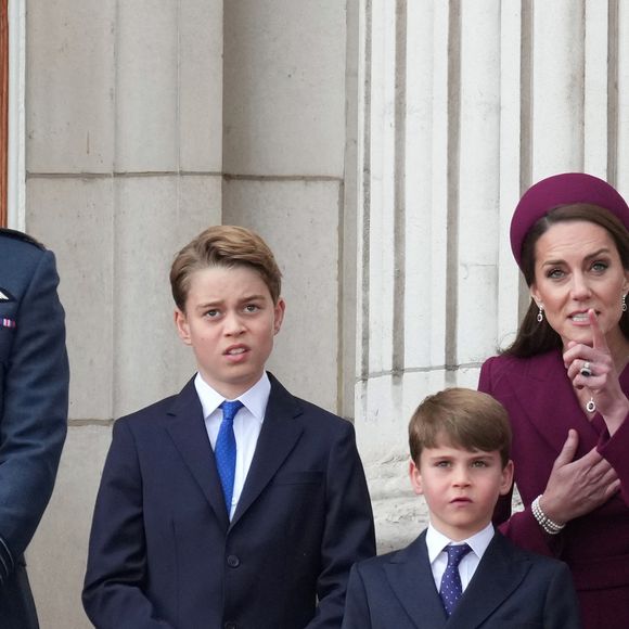 Le prince William, prince de Galles, Catherine (Kate) Middleton, princesse de Galles, Le prince George de Galles, La princesse Charlotte de Galles, Le prince Louis de Galles - Les membres de la famille royale assistent aux célébrations du VE80 à Buckingham Palace, Londres, Royaume-Uni, le 5 mai 2025. © Julien Burton / Bestimage