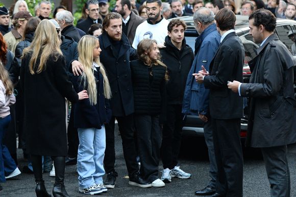 Giulia Sarkozy, Jean Sarkozy, Lola Sarkozy, Solal Sarkozy, Guillaume Sarkozy, Aurélien Enthoven - Le clan Sarkozy à la sortie du domicile de Nicolas Sarkozy domicile parisien avant son incarcération à la prison de La Santé à Paris, France, le 21 octobre 2025. Nicolas Sarkozy purgera une peine de cinq ans de prison après avoir été reconnu coupable d'association de malfaiteurs en lien avec un projet de financement de la campagne électorale de 2007 de l'ancien dictateur libyen Mouammar Kadhafi. Nicolas Sarkozy, qui a connu de nombreux ennuis judiciaires depuis sa défaite à la réélection en 2012, sera incarcéré le 21 octobre 2025 pour un projet visant à obtenir des fonds libyens pour sa campagne présidentielle victorieuse de 2007, devenant ainsi le premier ancien dirigeant d'un pays de l'Union européenne à purger une peine de prison. L'ancien dirigeant français a fait appel du verdict et dénoncé une "injustice". © Bestimage